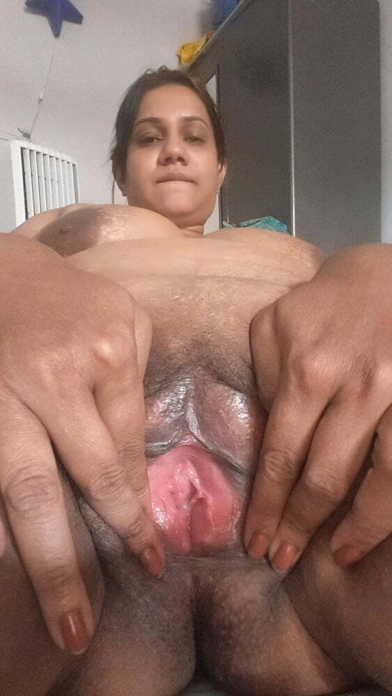 Big boobs indian desi auntys show her boobs pussy ass